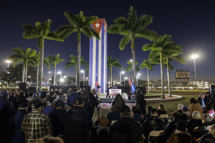 Miembros de la diáspora cubana el pasado 23 de febrero asistiero en Miami a una vigilia en conmemoración del 30 aniversario del derribo de los aviones de Hermanos al Rescate en 1996. Foto: EFE/EPA/CRISTOBAL HERRERA-ULASHKEVICH.