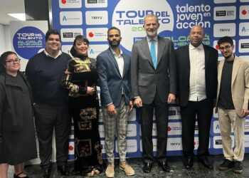 Gastón Joya y su grupo e Idania Valdés junto al Reay de España Felipe VI. Foto: Cortesía de Idania Valdés.