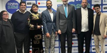 Gastón Joya y su grupo e Idania Valdés junto al Reay de España Felipe VI. Foto: Cortesía de Idania Valdés.