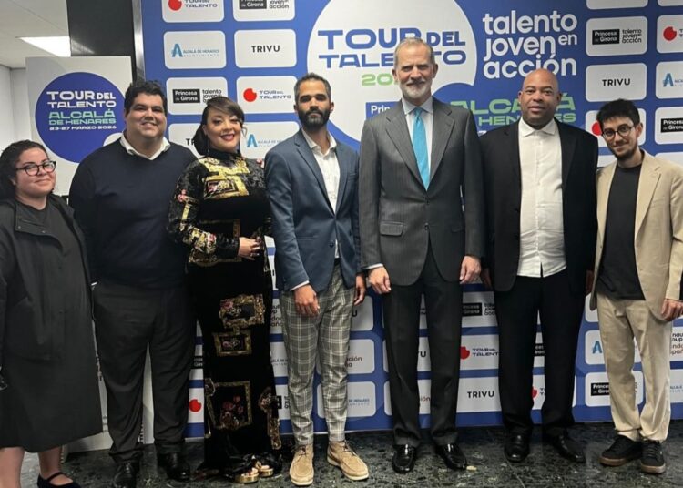 Gastón Joya y su grupo e Idania Valdés junto al Reay de España Felipe VI. Foto: Cortesía de Idania Valdés.