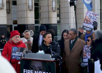 La congresista demócrata Nydia Velázquez, representante de un distrito de Nueva York, habla durante un acto. Foto tomada de su cuenta en Facebook.