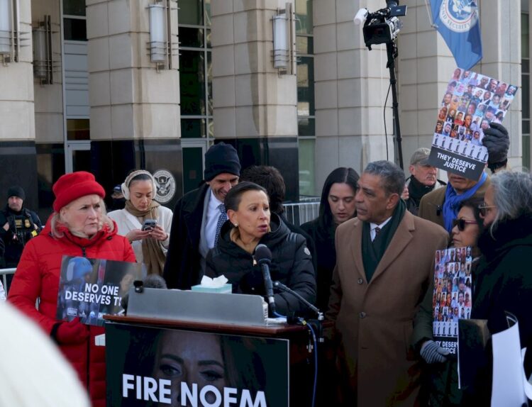 La congresista demócrata Nydia Velázquez, representante de un distrito de Nueva York, habla durante un acto. Foto tomada de su cuenta en Facebook.