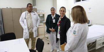 Presidenta Claudia Sheinbaum intercambia con médicos cubanos en Sonora. Foto: Embajada de Cuba en México/ Facebook