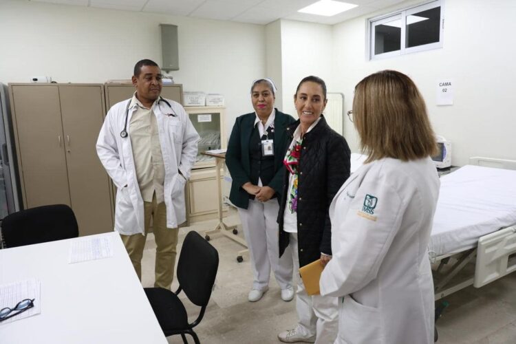 Presidenta Claudia Sheinbaum intercambia con médicos cubanos en Sonora. Foto: Embajada de Cuba en México/ Facebook