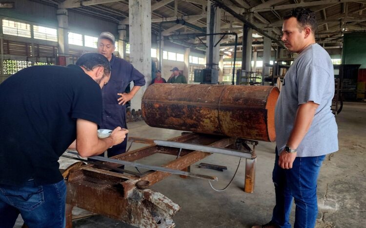 Proyecto Pyralis produce combustible en Holguín a partir de jabas de nailon y tapas plásticas. Foto: Facebook/Parque Científico Tecnológico de Holguín.