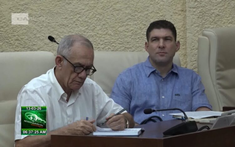 Imágenes de la televisión mostraron  a Rodríguez Castro en la primera fila de un pequeño anfiteatro del Palacio de la Revolución. Foto: captura de video, Canal Caribe.