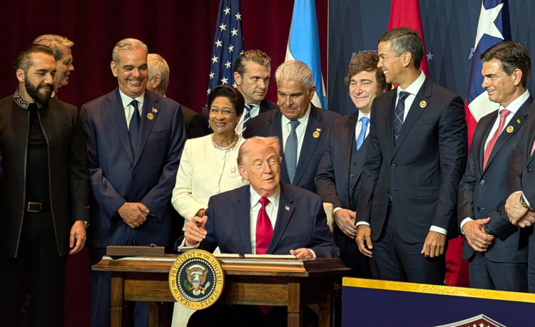 El presidente de Estados Unidos, Donald Trump (c), habla junto a mandatarios latinoamericanos durante la cumbre bautizada como Escudo de las Américas. Foto: EFE/ Eduard Ribas.