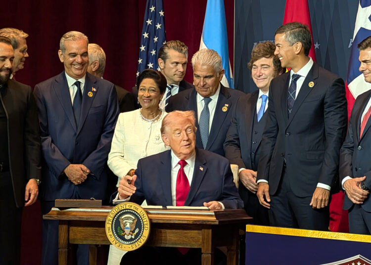 El presidente de Estados Unidos, Donald Trump (c), habla junto a mandatarios latinoamericanos durante la cumbre bautizada como Escudo de las Américas. Foto: EFE/ Eduard Ribas.