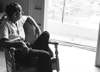 Piñera en su apartamento de N y 27. “En esa foto vista a la manera en que lo hacía en nuestros largos veranos”, escribió Arrufat, Foto de los archivos del autor, tomada por Luc Chessex.