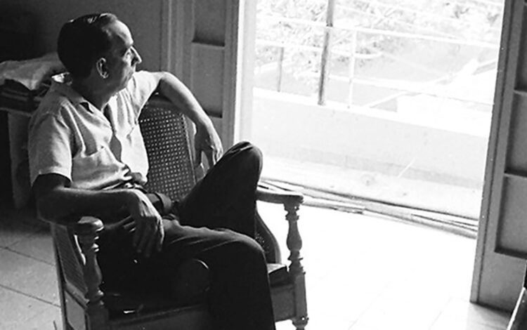 Piñera en su apartamento de N y 27. “En esa foto vista a la manera en que lo hacía en nuestros largos veranos”, escribió Arrufat, Foto de los archivos del autor, tomada por Luc Chessex.