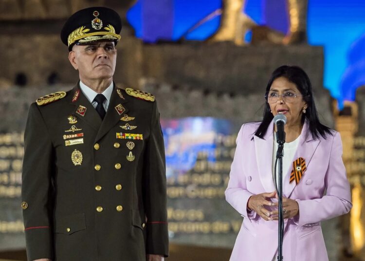 Fotografía de archivo de la presidenta encargada de Venezuela, Delcy Rodríguez (d), junto al ahora destituido ministro de Defensa venezolano, Vladimir Padrino López (i). Foto: Miguel Gutiérrez / EFE / Archivo.