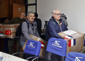 Voluntarios europeos de la iniciativa 'Convoy Nuestra América' entregan insumos a un hospital este miércoles. Foto:  Ernesto Mastrascusa/EFE.