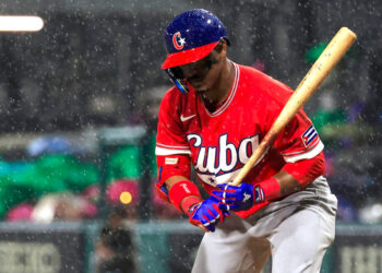 Con los bates de Cuba en silencio casi absoluto, las opciones de ganar se alejan cada vez más para el llamado Team Asere. Foto: Thais Llorca / EFE.