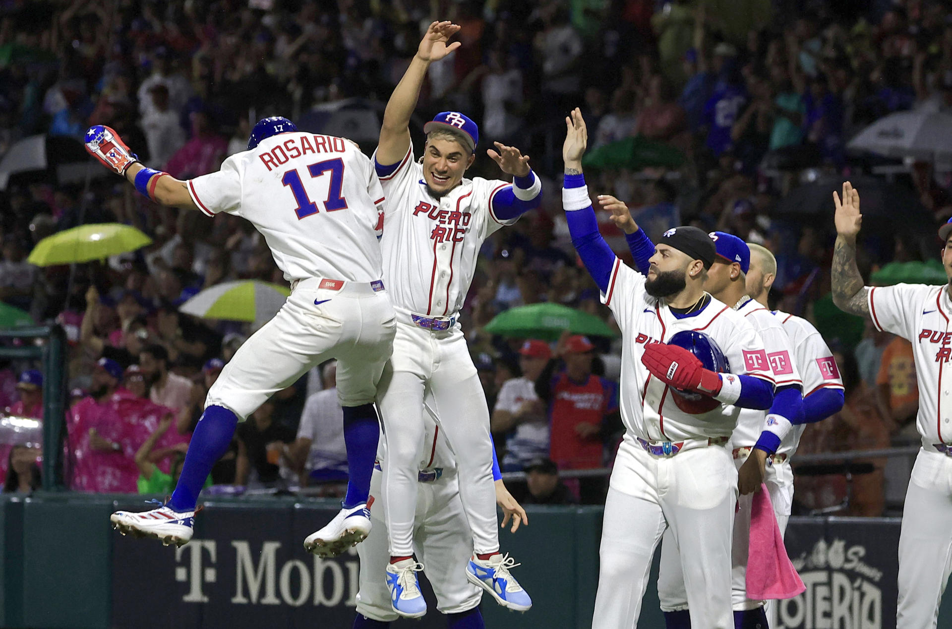 Jugadores de Puerto Rico celebran tres carreras este lunes, en un partido del Clásico Mundial de Béisbol entre Cuba y Puerto Rico en el estadio Hiram Bithorn, en San Juan, Puerto Rico. Foto: Thais Llorca / EFE.