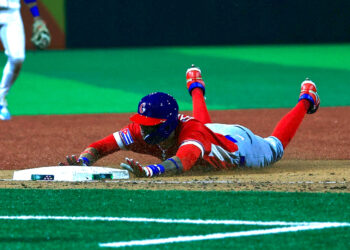 Yiddi Cappe de Cuba se desliza a tercera base este lunes, en un partido del Clásico Mundial de Béisbol, EFE/ Thais Llorca
