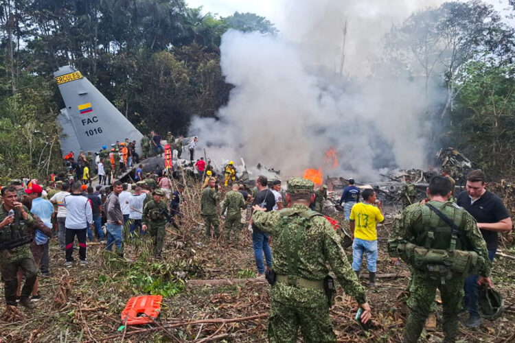 Integrantes de las Fuerzas Militares de Colombia, rescatistas y voluntarios realizan labores de rescate este lunes, en Puerto Leguizamo, Colombia. Foto: Miputumayo.com.co / EFE.