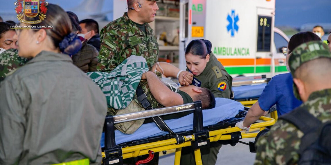 Fotografía cedida por las Fuerzas Militares de Colombia (FFMM) que muestra a integrantes de organismos de rescate y del Ejército de Colombia trasladando a un herido de un accidente aéreo este lunes, en el Comando Aéreo de Transporte Militar (CATAM) en Bogotá, Colombia. Foto: FFMM / EFE.