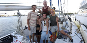 Fotografía del 20 de marzo de 2026 que muestra un grupo de activistas a punto de zarpar en los veleros "Friend Ship" y "Tiger Moth", que llevaría ayuda humanitaria a Cuba desde Isla Mujeres, México. Foto: Alonso Cupul / EFE.