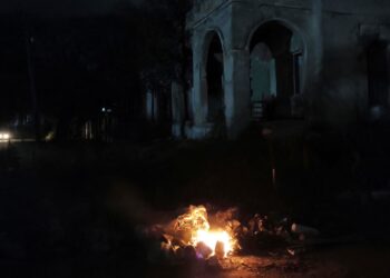 Fotografía que muestra una quema de basura durante un apagón en La Habana. Foto: Ernesto Mastrascusa / EFE.