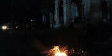 Fotografía que muestra una quema de basura durante un apagón en La Habana. Foto: Ernesto Mastrascusa / EFE.