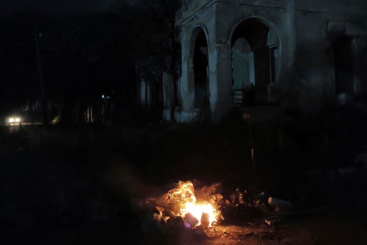 Fotografía que muestra una quema de basura durante un apagón en La Habana. Foto: Ernesto Mastrascusa / EFE.