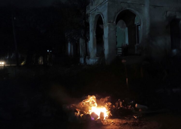 Fotografía que muestra una quema de basura durante un apagón en La Habana. Foto: Ernesto Mastrascusa / EFE.