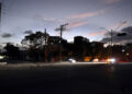 Vehículos transitan por una calle durante un apagón el miércoles, en La Habana. Foto: EFE/ Ernesto Mastrascusa.