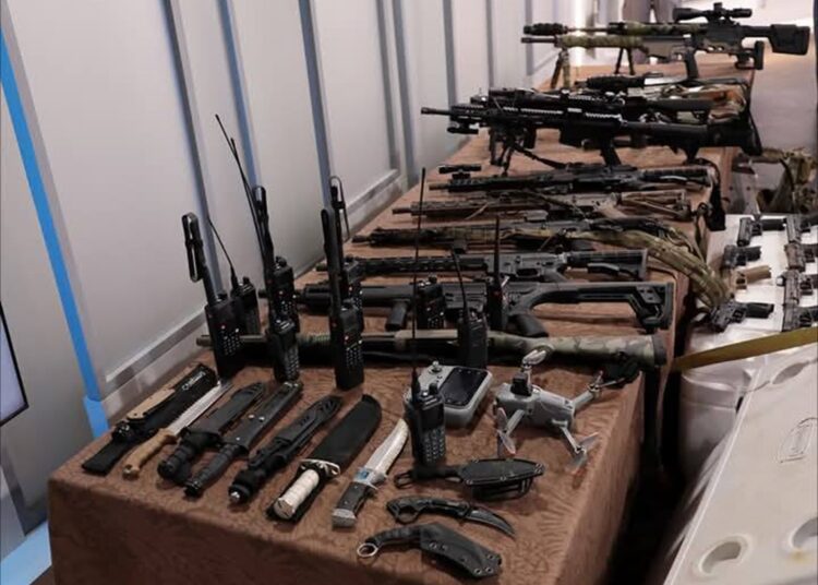 Armas y otros pertrechos militares que llevaban los tripulantes de la lancha de Florida interceptada en aguas cubanas, mostrado por el Ministerio del Interior (Minint) en un programa de televisión. Foto: Tomada del perfil de Facebook Minint Hoy.