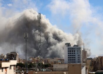El humo se eleva en el centro de Teherán tras un ataque israelí en Irán, el 1 de marzo de 2026. Foto: EFE/ABEDIN TAHERKENAREH