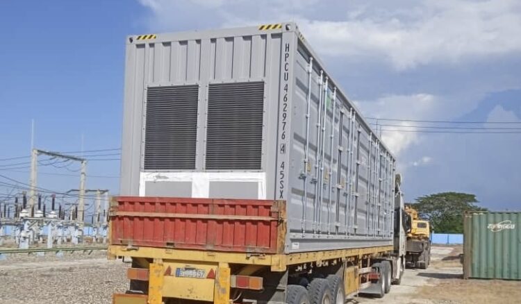 Parte del Sistema de Almacenamiento de Energía en Baterías (BESS), que aprovechará las capacidades de generación fotovoltaica instalada en Cuba. Foto: UNE / Archivo.