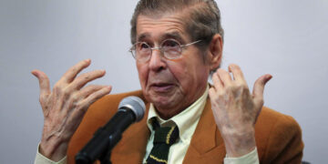 Alfredo Bryce Echenique hablando en un acto en Lima. Foto: Paolo Aguilar / EFE/