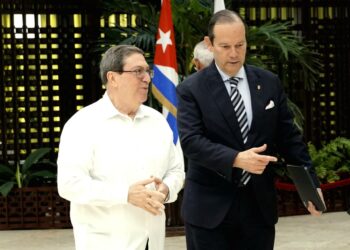 Los cancilleres de Cuba, Bruno Rodríguez (i), y Panamá, Javier Martínez-Acha, durante un encuentro en La Habana, el 25 de marzo de 2026. Foto: @BrunoRguezP / X.