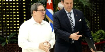 Los cancilleres de Cuba, Bruno Rodríguez (i), y Panamá, Javier Martínez-Acha, durante un encuentro en La Habana, el 25 de marzo de 2026. Foto: @BrunoRguezP / X.