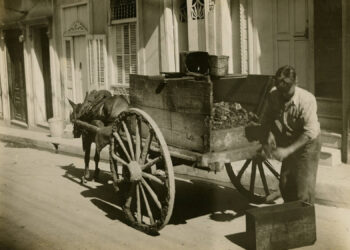 “Todo pintado de negro, desde el pelo hasta las alpargatas, el carbonero sigue siendo el tipo primitivo, alegre y consecuente de antaño”, dice al reverso esta fotografía. Foto: Archivo digital de la Universidad de Miami.
