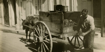 “Todo pintado de negro, desde el pelo hasta las alpargatas, el carbonero sigue siendo el tipo primitivo, alegre y consecuente de antaño”, dice al reverso esta fotografía. Foto: Archivo digital de la Universidad de Miami.