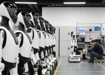 Un empleado trabaja en un robot durante una visita guiada para los medios de comunicación a la Plataforma de Verificación Piloto de Robots Humanoides de Pekín, en Pekín, China, el 20 de marzo de 2026. Foto: EFE/EPA/JESSICA LEE.