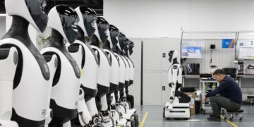 Un empleado trabaja en un robot durante una visita guiada para los medios de comunicación a la Plataforma de Verificación Piloto de Robots Humanoides de Pekín, en Pekín, China, el 20 de marzo de 2026. Foto: EFE/EPA/JESSICA LEE.