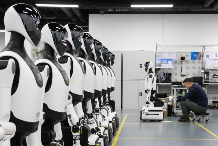 Un empleado trabaja en un robot durante una visita guiada para los medios de comunicación a la Plataforma de Verificación Piloto de Robots Humanoides de Pekín, en Pekín, China, el 20 de marzo de 2026. Foto: EFE/EPA/JESSICA LEE.