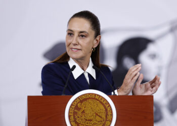 La presidenta de México, Claudia Sheinbaum, habla durante una rueda de prensa en el Palacio Nacional de Ciudad de México, el 23 de marzo de 2026. Foto: Sáshenka Gutiérrez / EFE.