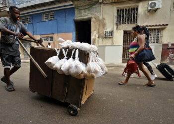 Un vendedor de pan en La Habana. Foto: Ernesto Mastrascusa / EFE.