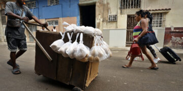 Un vendedor de pan en La Habana. Foto: Ernesto Mastrascusa / EFE.