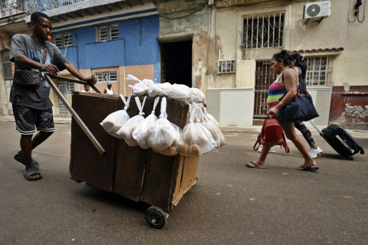 Un vendedor de pan en La Habana. Foto: Ernesto Mastrascusa / EFE.