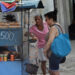Personas compran alimentos en un puesto ambulante, en La Habana. Foto: Ernesto Mastrascusa/EFE.