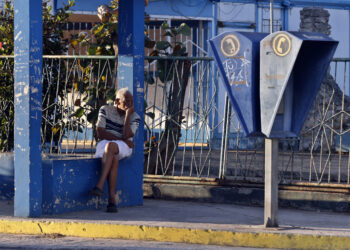 Una persona espera la llegada del transporte público en La Habana. Foto:  Ernesto Mastrascusa/EFE.
