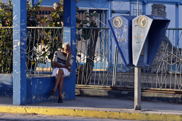Una persona espera la llegada del transporte público en La Habana. Foto:  Ernesto Mastrascusa/EFE.