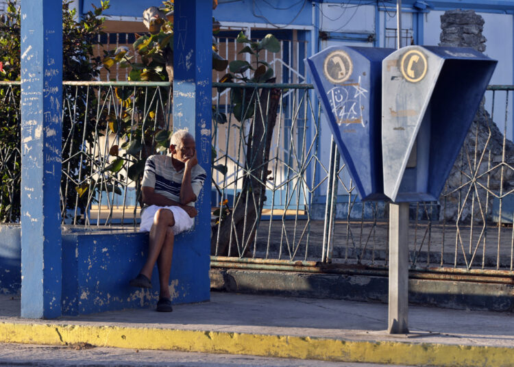 Una persona espera la llegada del transporte público en La Habana. Foto:  Ernesto Mastrascusa/EFE.
