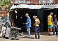 Personas trabajan en una ponchera, en La Habana. Foto:  Ernesto Mastrascusa/EFE.