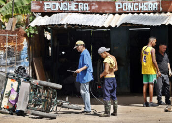 Personas trabajan en una ponchera, en La Habana. Foto:  Ernesto Mastrascusa/EFE.