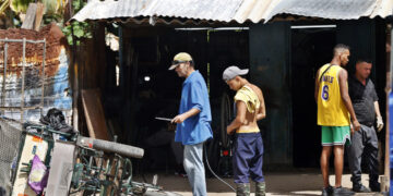 Personas trabajan en una ponchera, en La Habana. Foto:  Ernesto Mastrascusa/EFE.