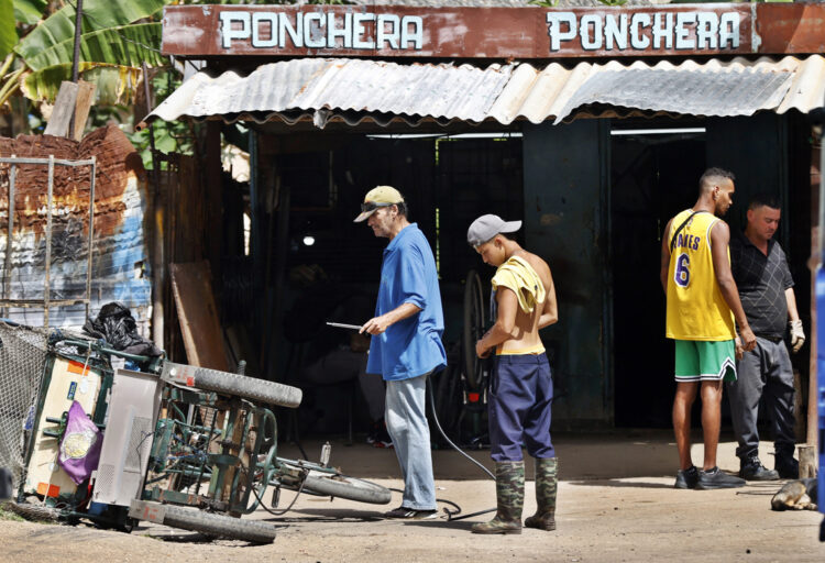 Personas trabajan en una ponchera, en La Habana. Foto:  Ernesto Mastrascusa/EFE.